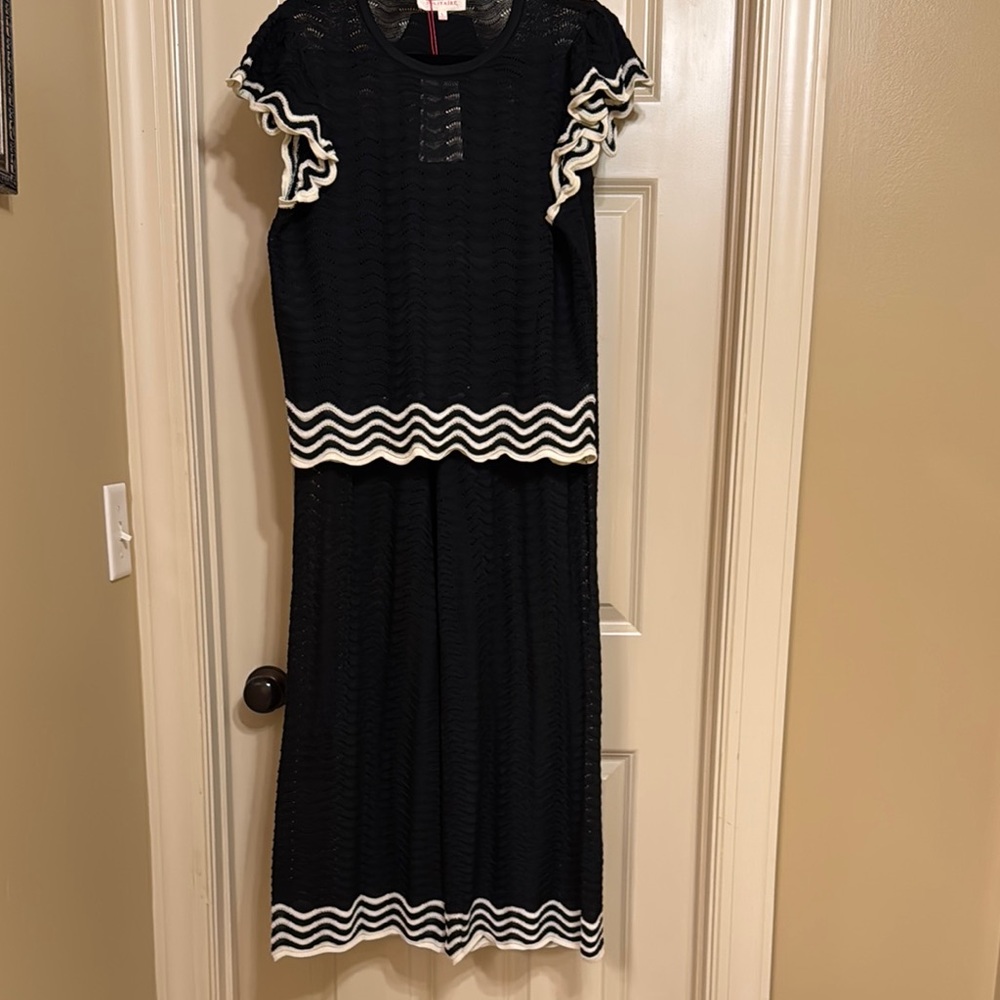 Solitaire Black and White Crochet Set with Scalloped Sleeves